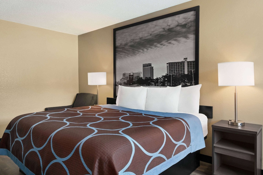 Super 8 By Wyndham Gulfport Near Biloxi 15/57