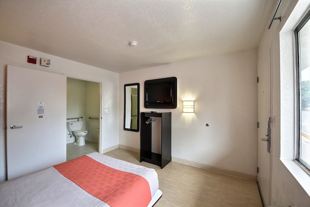 Motel6 San Marcos, TX 25/49