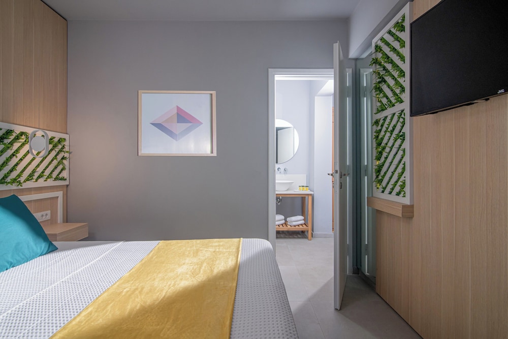 Suite, Queen Bed, Sofa