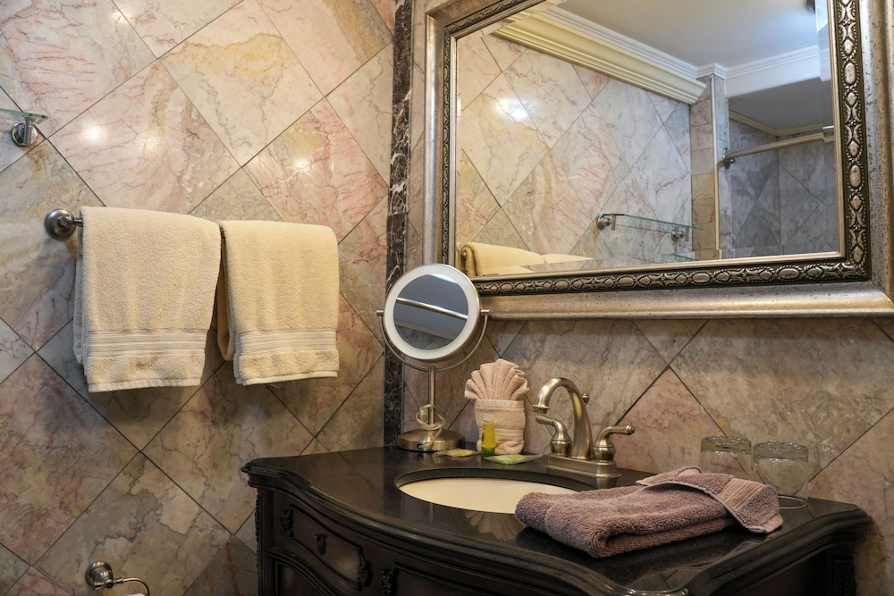 Loft, Petite, King Bed، The Olivier House Hotel 4/5