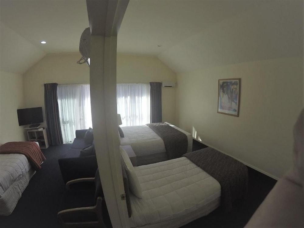 THE PEAKS MOTOR INN 9/40