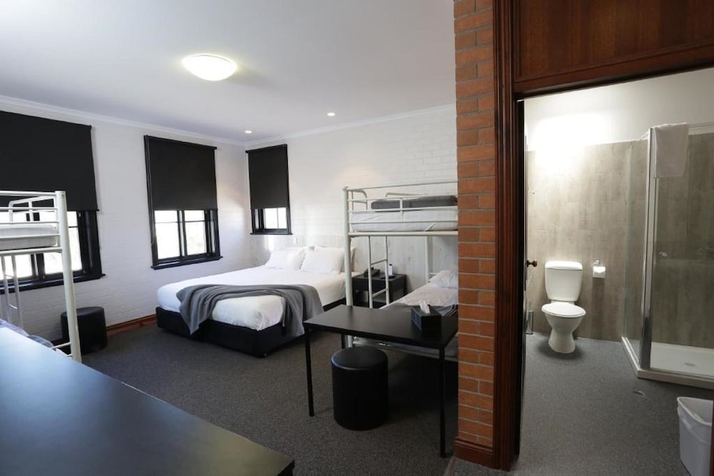 Sovereign Hill Hotel 48/68
