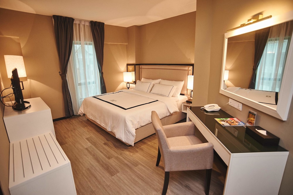 Corsica Hotel 16/35