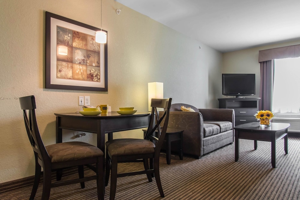 MainStay Suites Winnipeg Airport 38/39