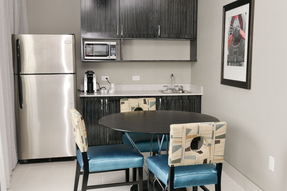 Holiday Inn Express And Suites Charlotte Airport 26/58