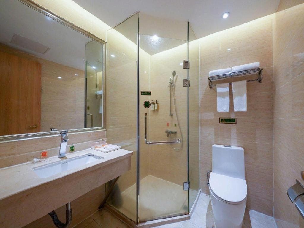 Vienna Hotel (Xiamen Airport, Jiangtou Metro Station) 47/51