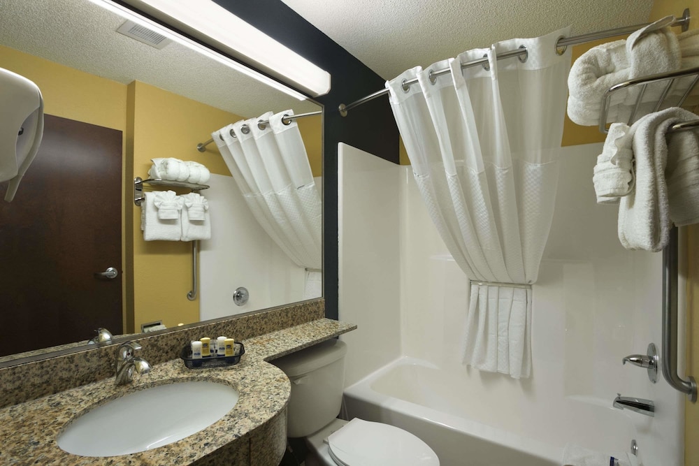 Quality Inn & Suites Washington PA 10/32