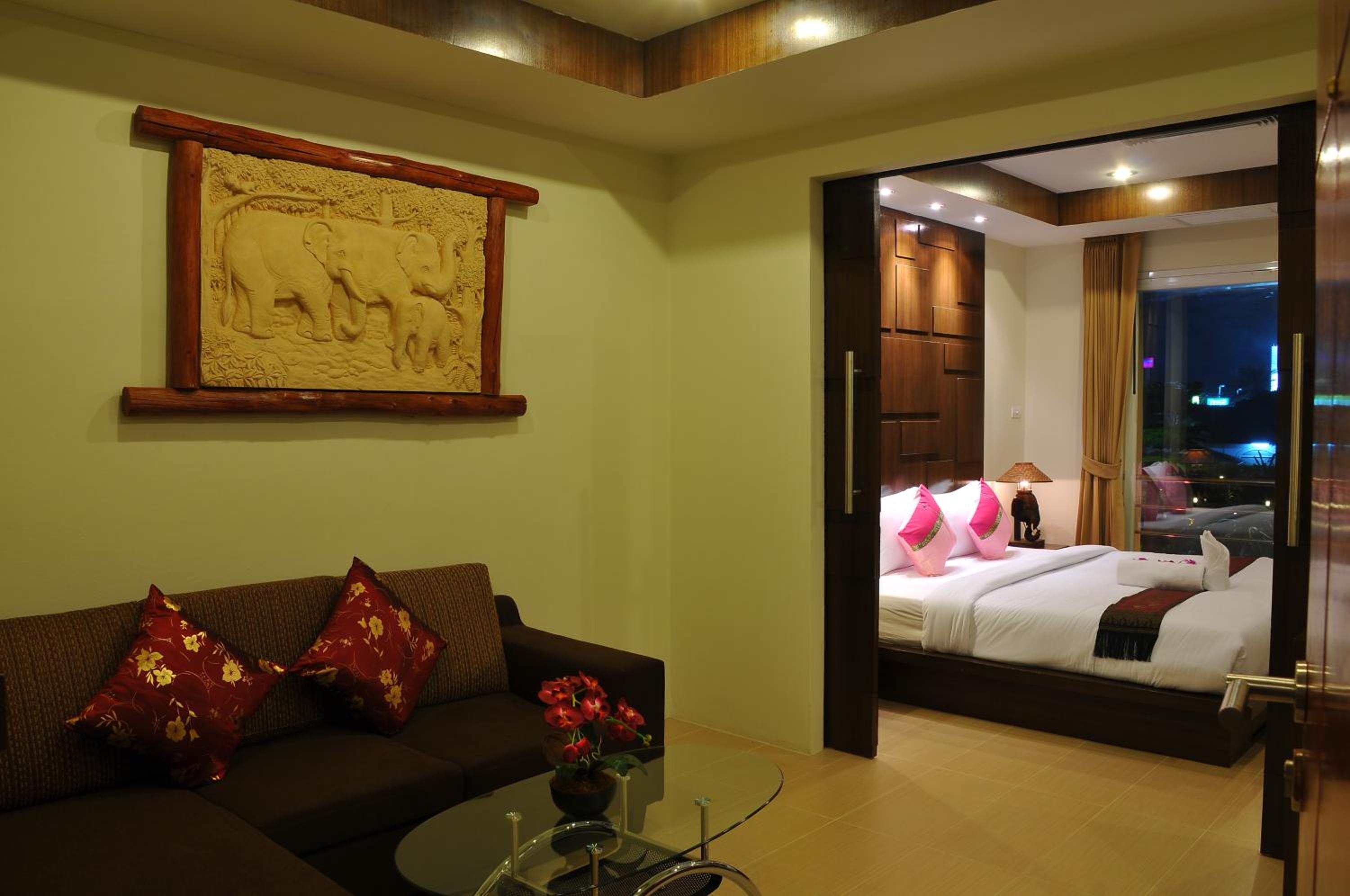 Luxury, King Bed, Boonjumnong Modern Apartment 2/2