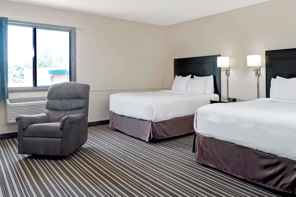 Super 8 by Wyndham Omaha I-80 West 14/23