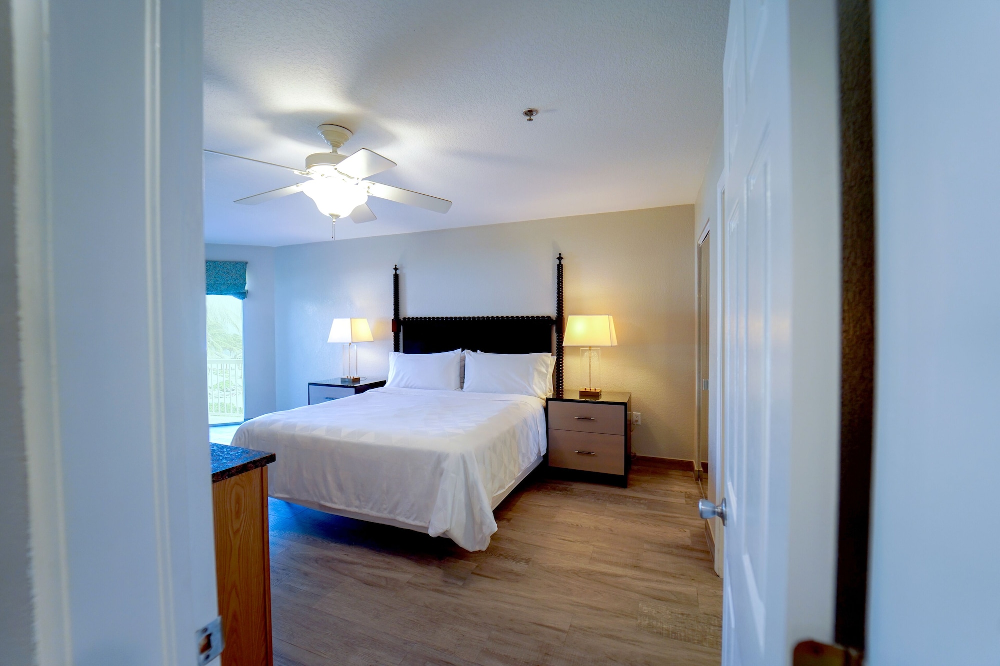 1 Bedroom King Suite Island View - Plus Sleeper Sofa، The Grand Caymanian Resort 2/8