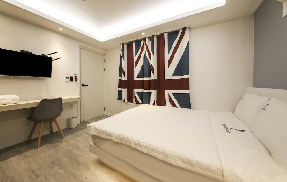 DESIGN, QUADRUPLE, 2 QUEEN BEDS, BATHTUB