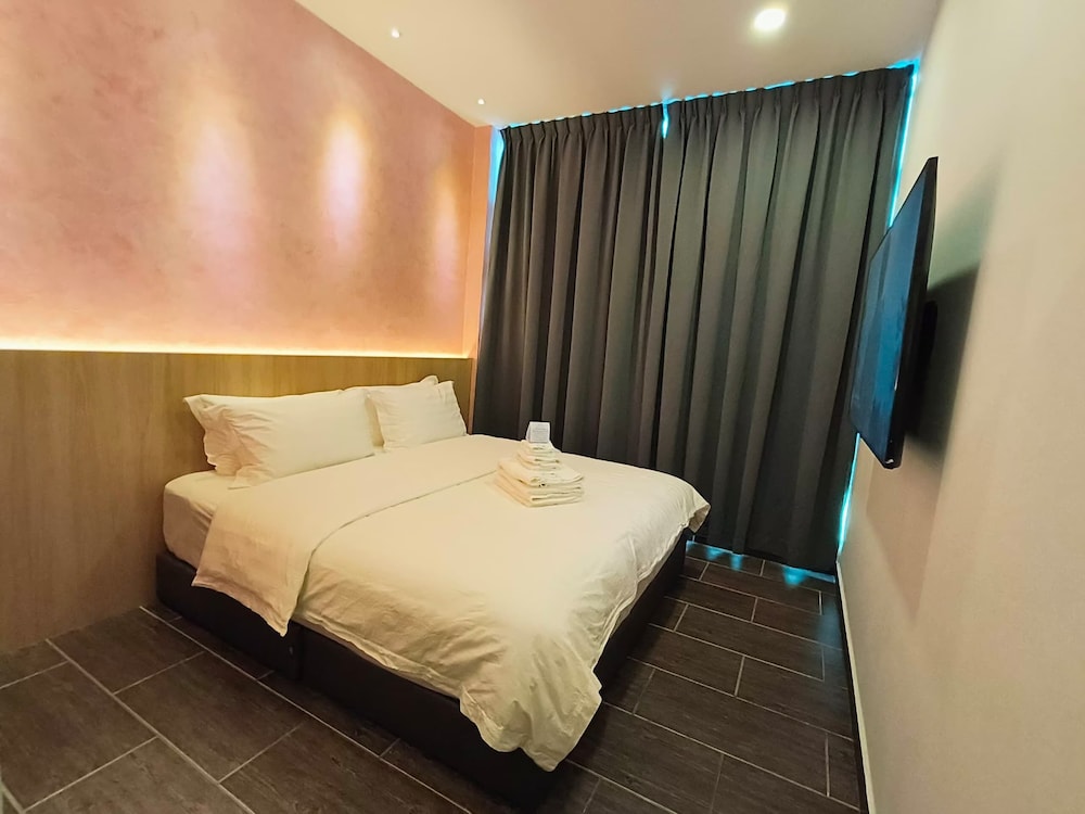 OYO 90082 Red’s Hotel 18/25