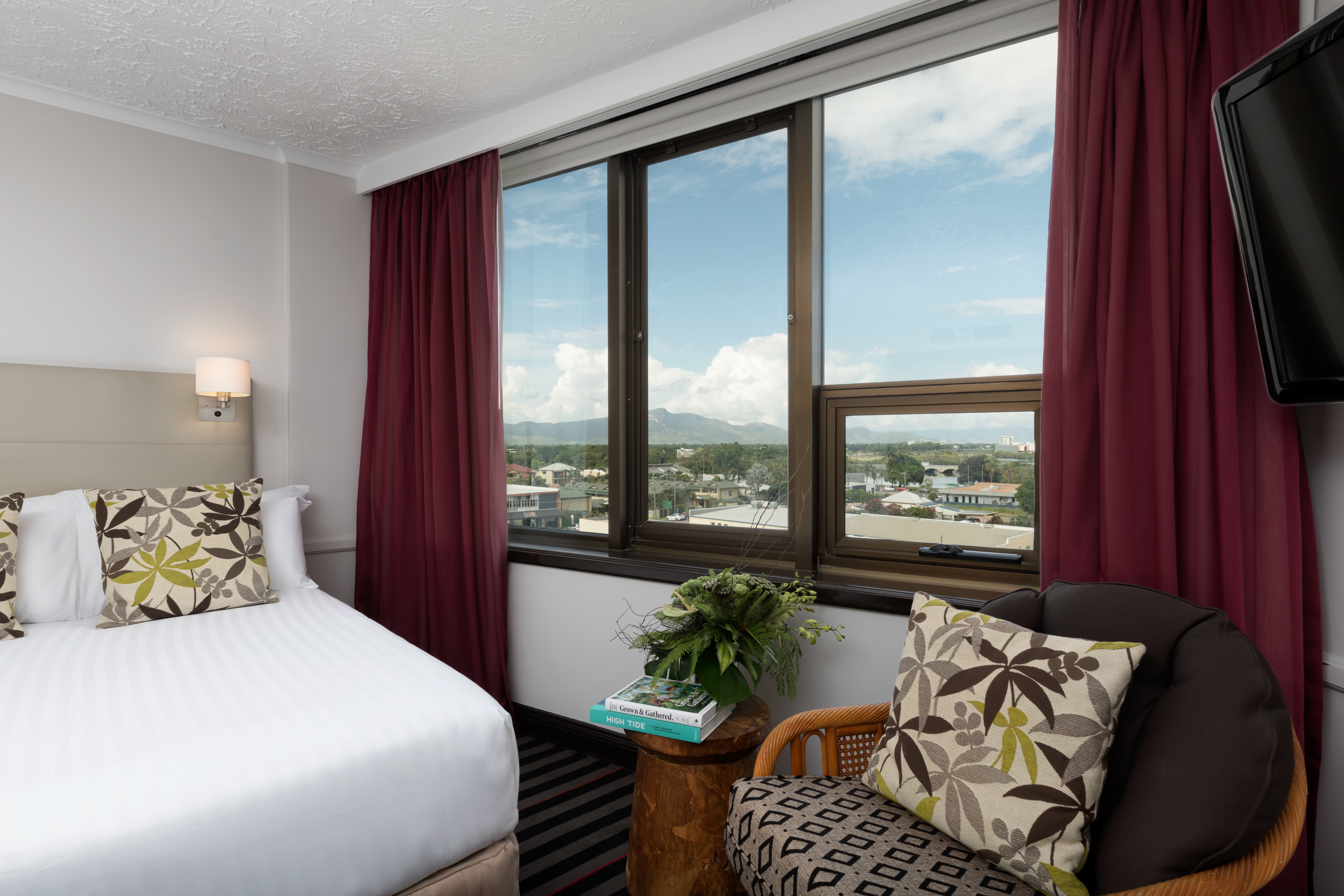 Superior, Queen Bed, Rydges Southbank Townsville 3/4