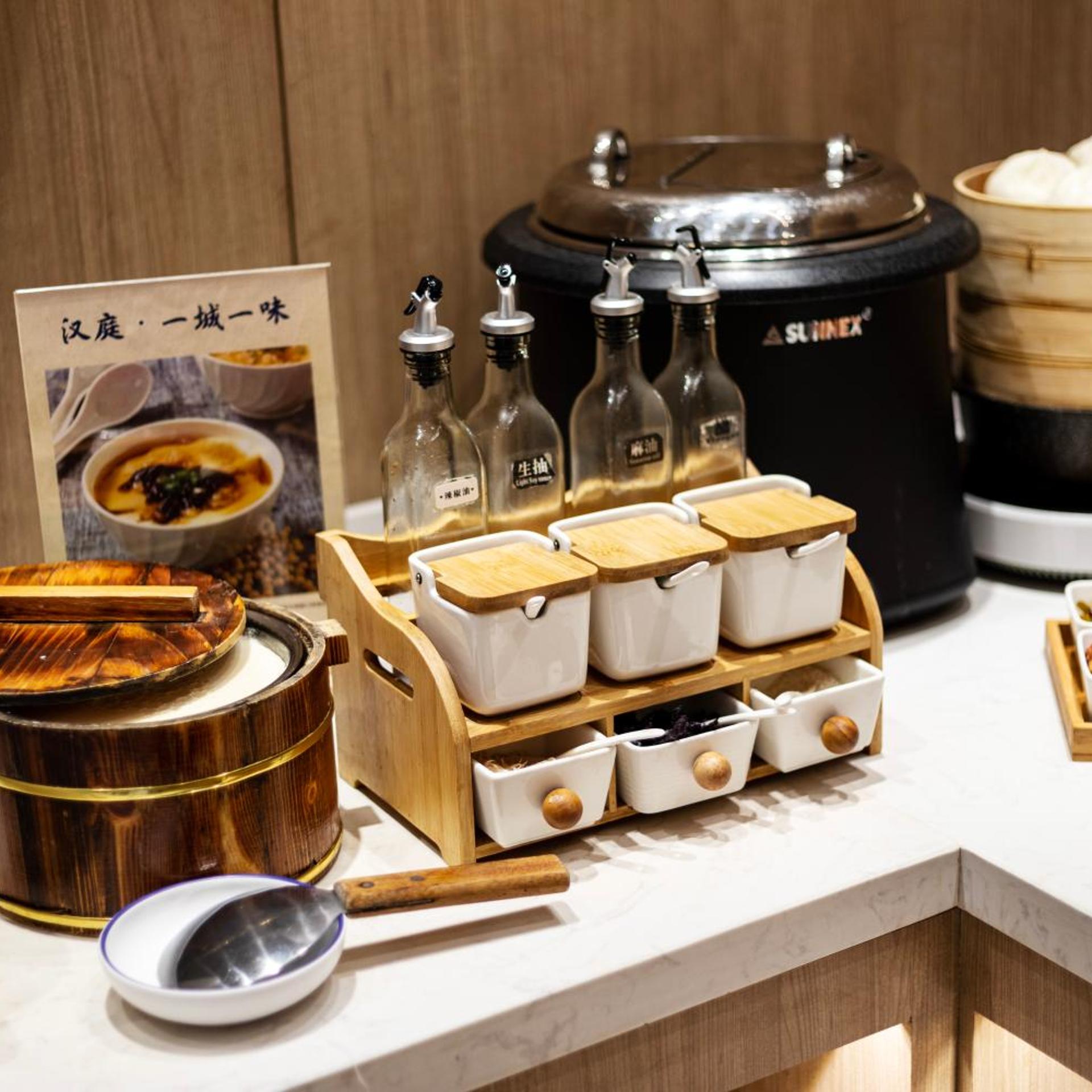 HanTing Premium Hotel (Shanghai Loushanguan Road Subway Station) 30/50