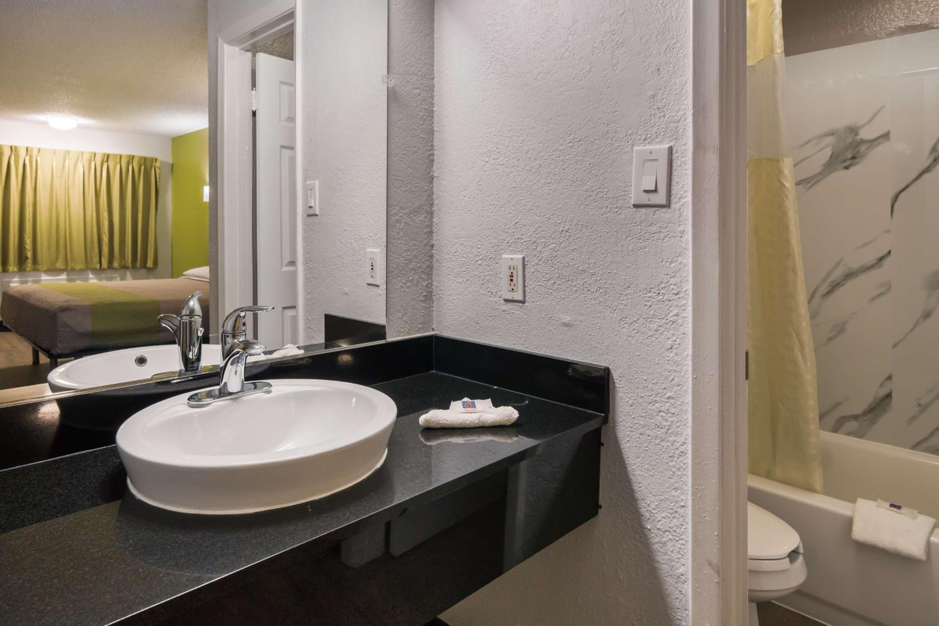 غرفة ديلوكس رباعية للمدخنين، Motel6 Irving, TX - Loop 12 9/10