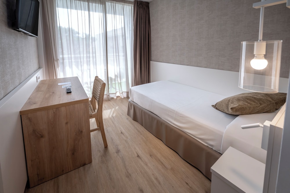 ROOM, SINGLE