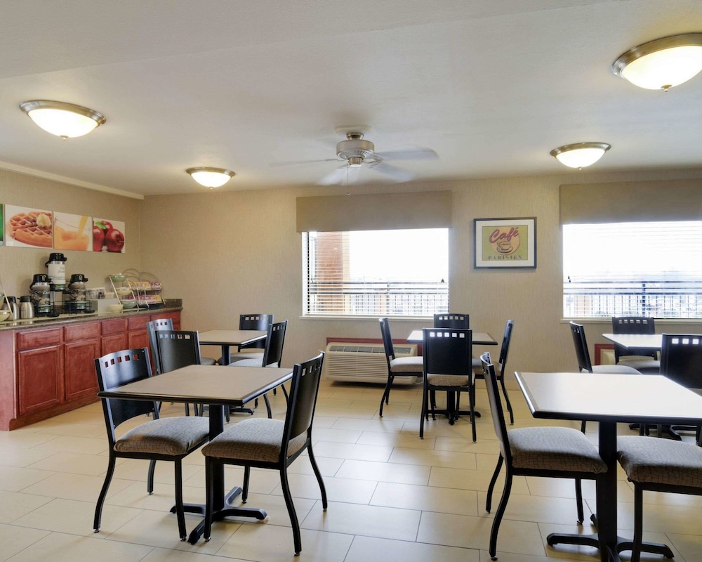 Quality Inn and Suites Clarksville 32/39