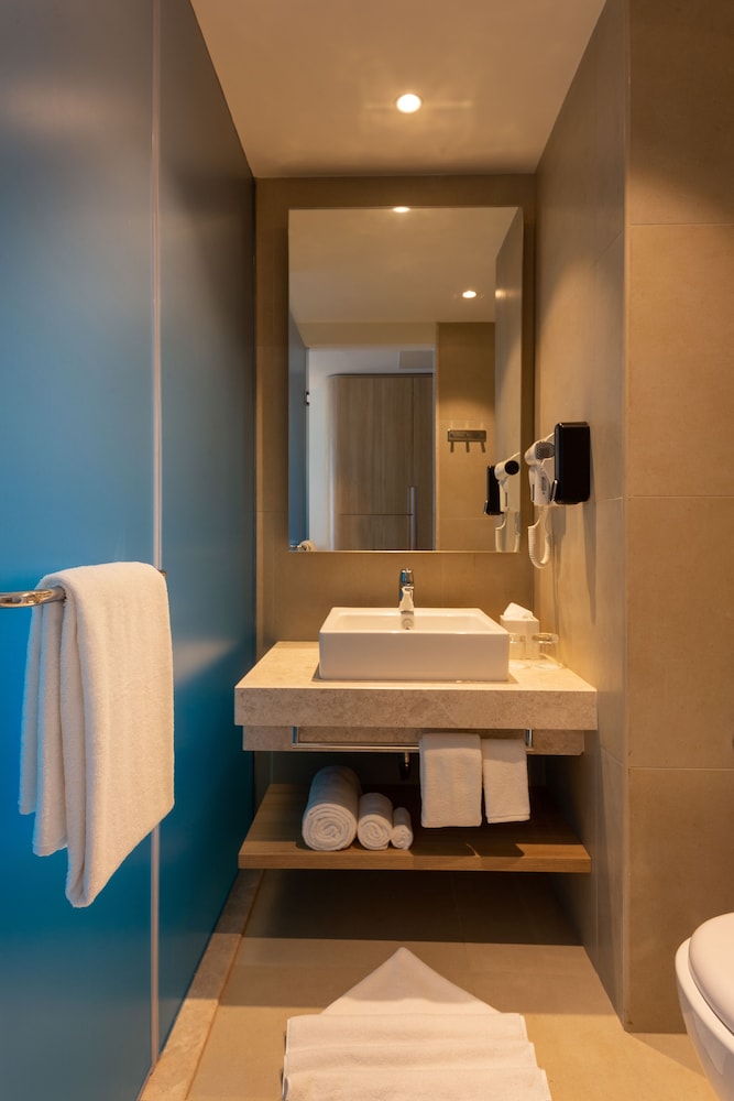 Holiday Inn Express And Suites Bengaluru Old Madras Road 25/59