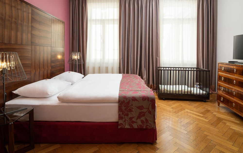 GRAND, SUITE, TWIN BEDS, SOFA