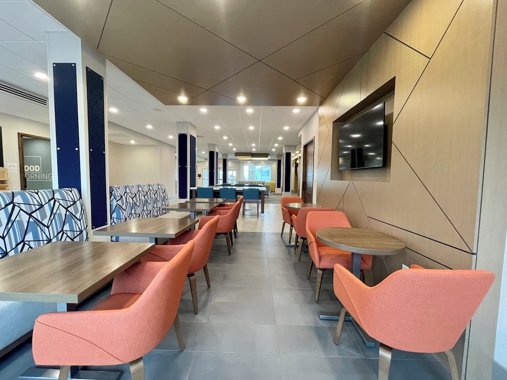 Holiday Inn Express & Suites Ft. Smith Airport, an IHG Hotel 55/75