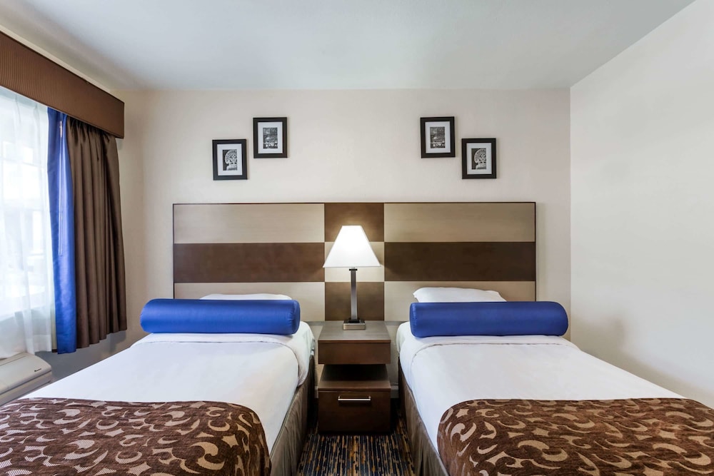 Howard Johnson By Wyndham Berkeley 8/17