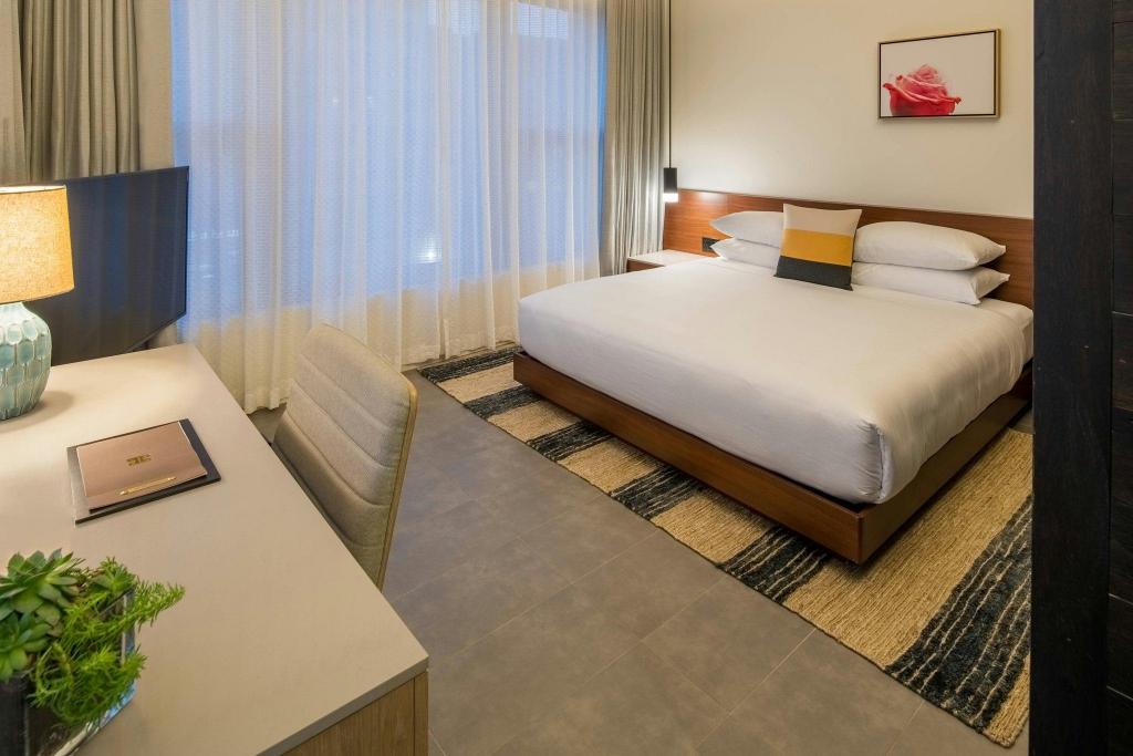 Suite, King Bed, City View, Alcove, Corner