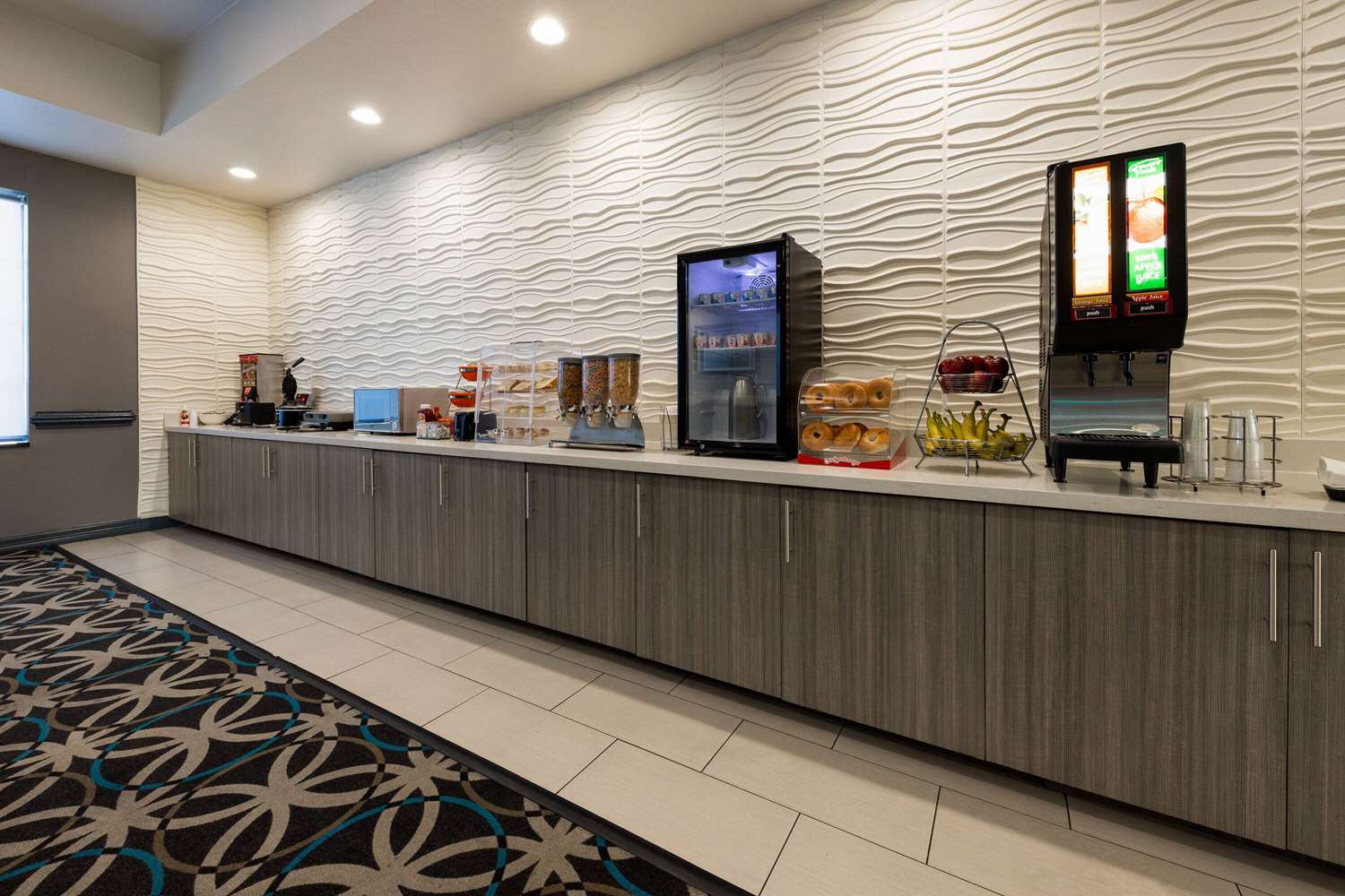 La Quinta Inn & Suites by Wyndham Ft. Worth - Forest Hill TX 12/49