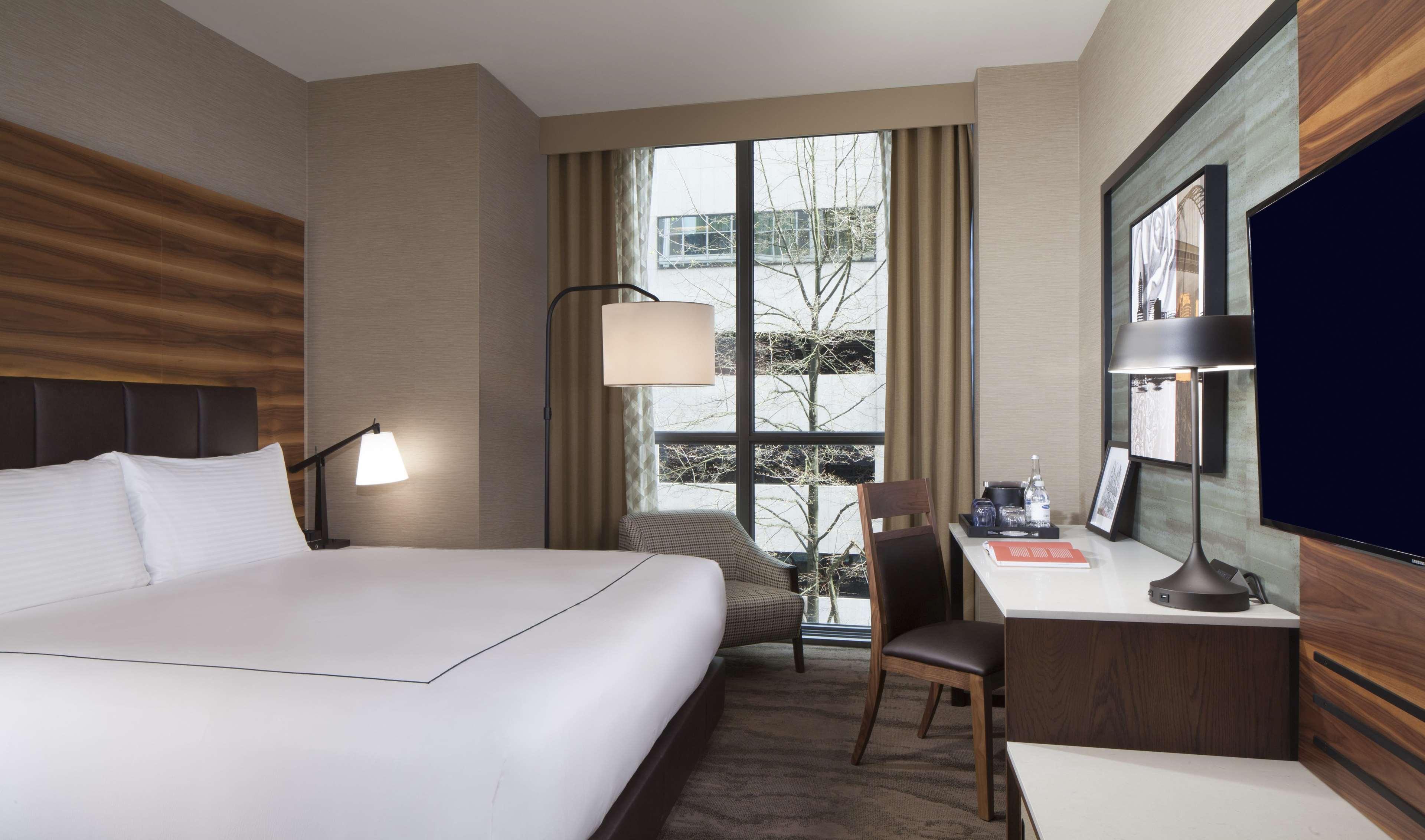 ROOM, KING BED, DOWNTOWN VIEW, CORNER