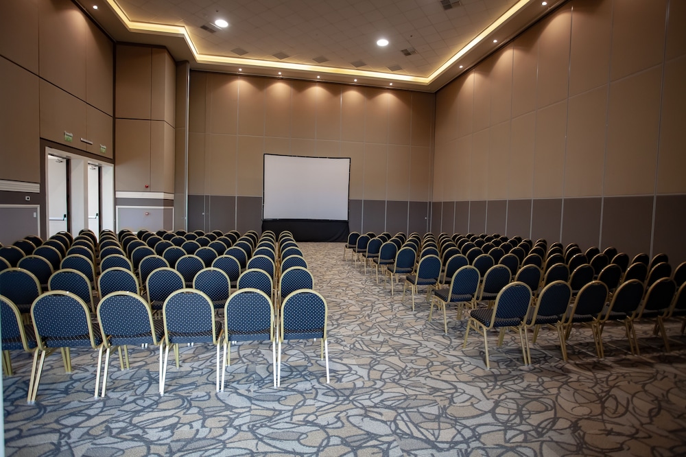 Paseo La Galeria Hotel & Suites 38/49