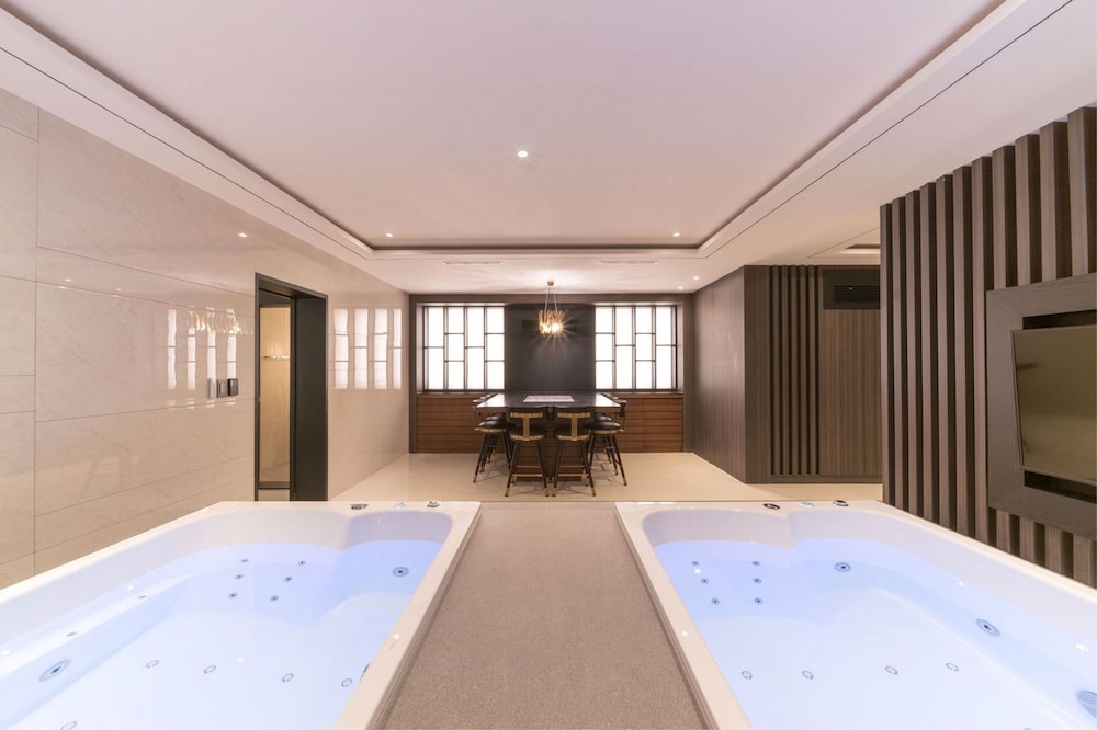 Dignity Hotel 40/70