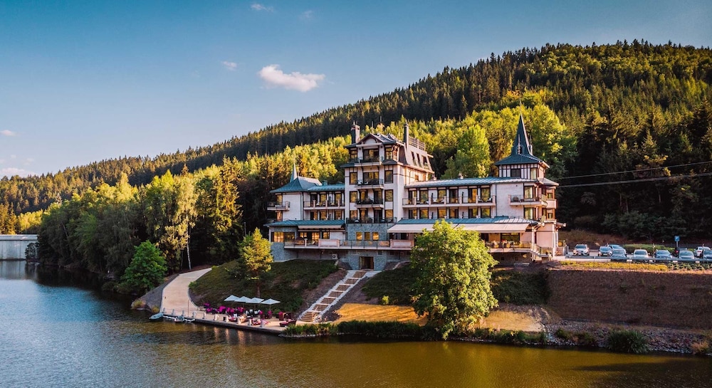 Retro Riverside Wellness Resort 68/71