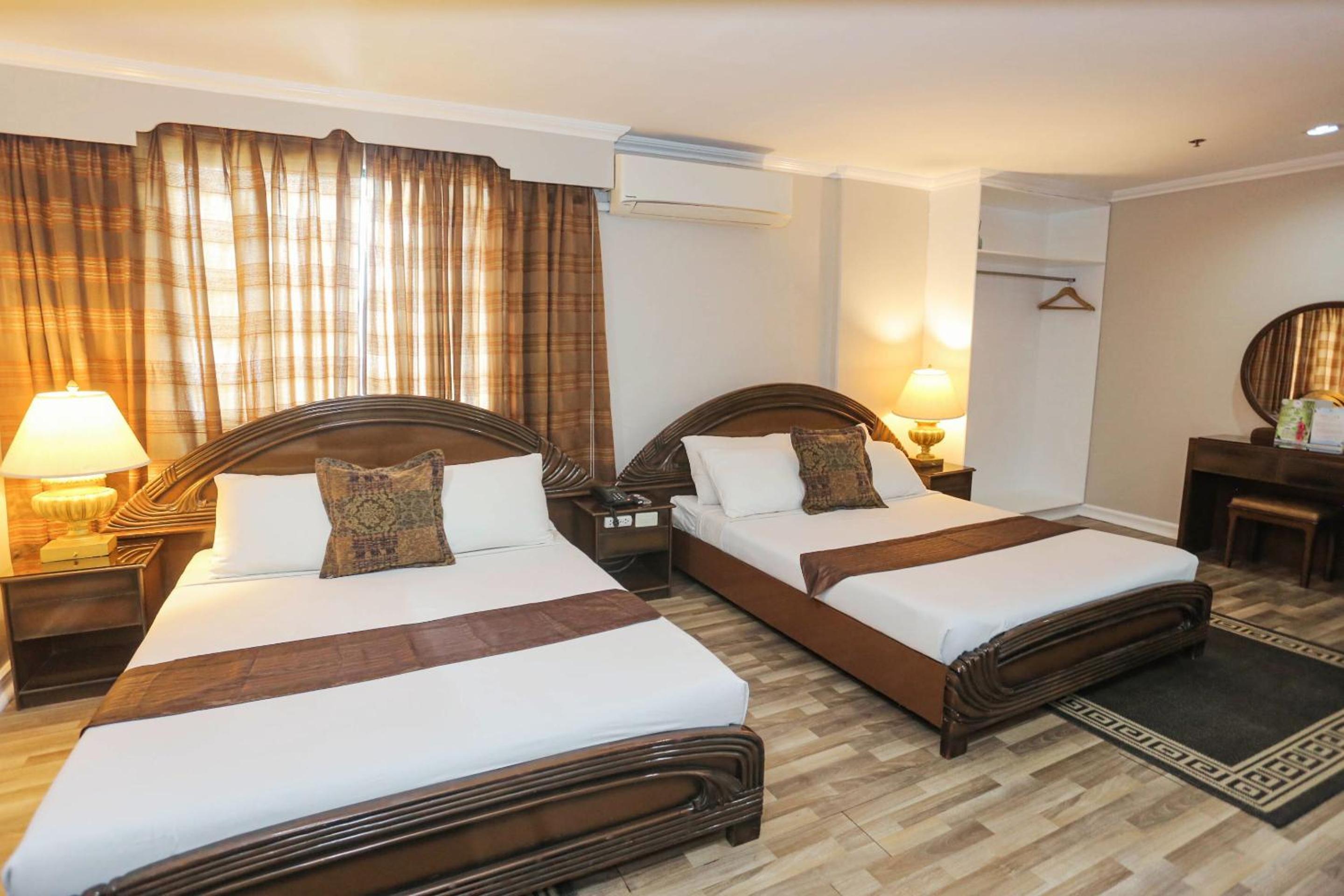 جناح، Holiday Plaza Hotel 5/10