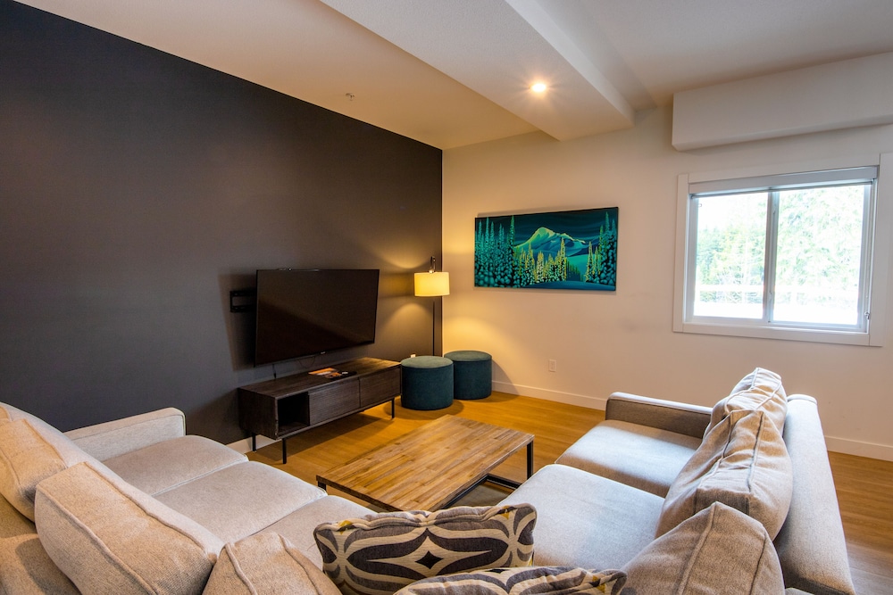 Basecamp Resorts Revelstoke 25/42