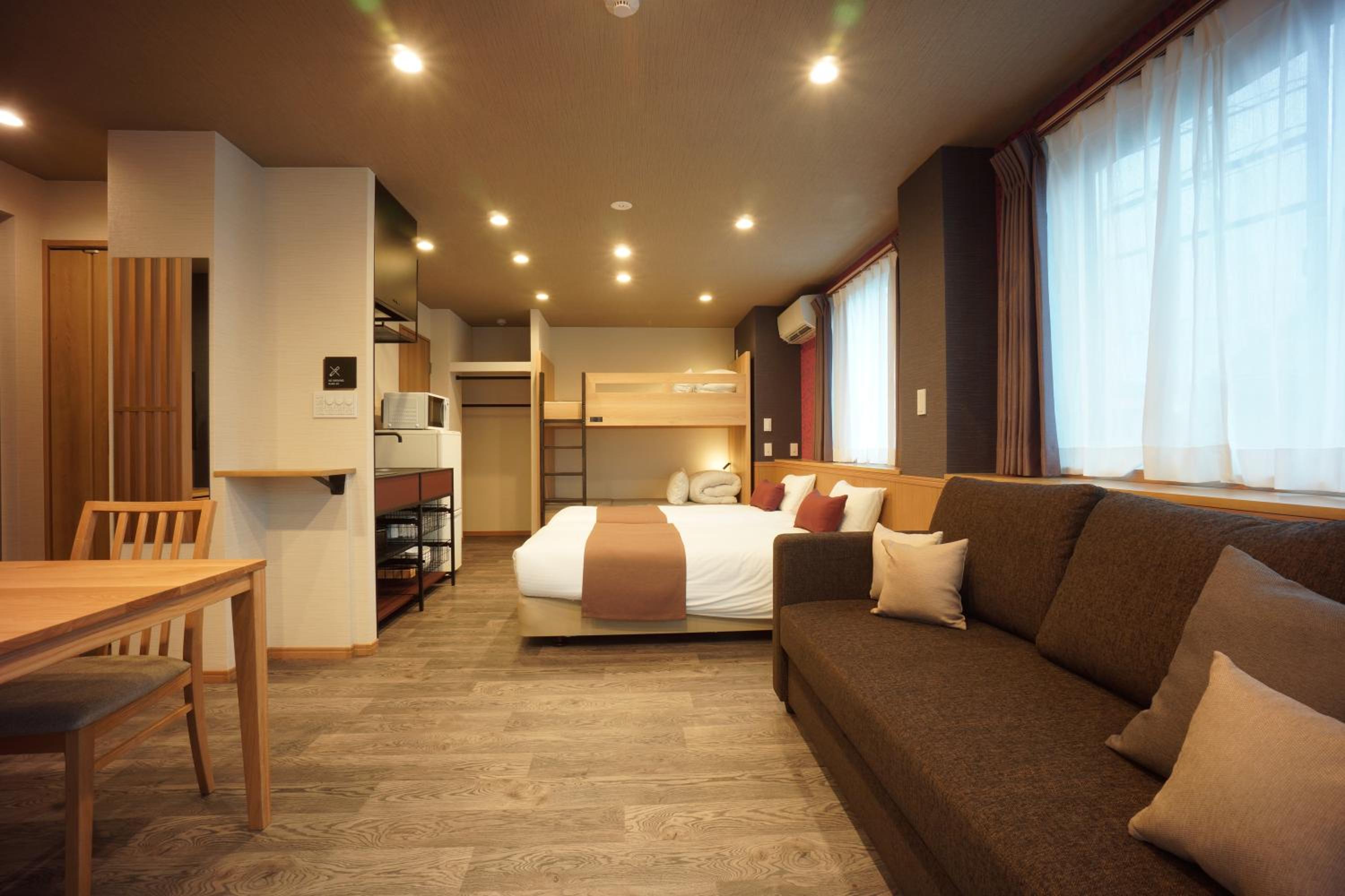 Room, Quintuple