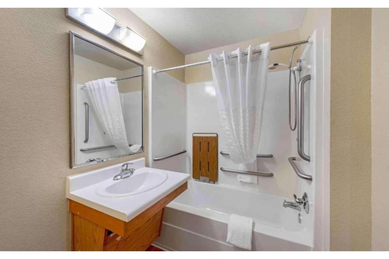 Motel6 Suites Oklahoma City Norman OK 20/20