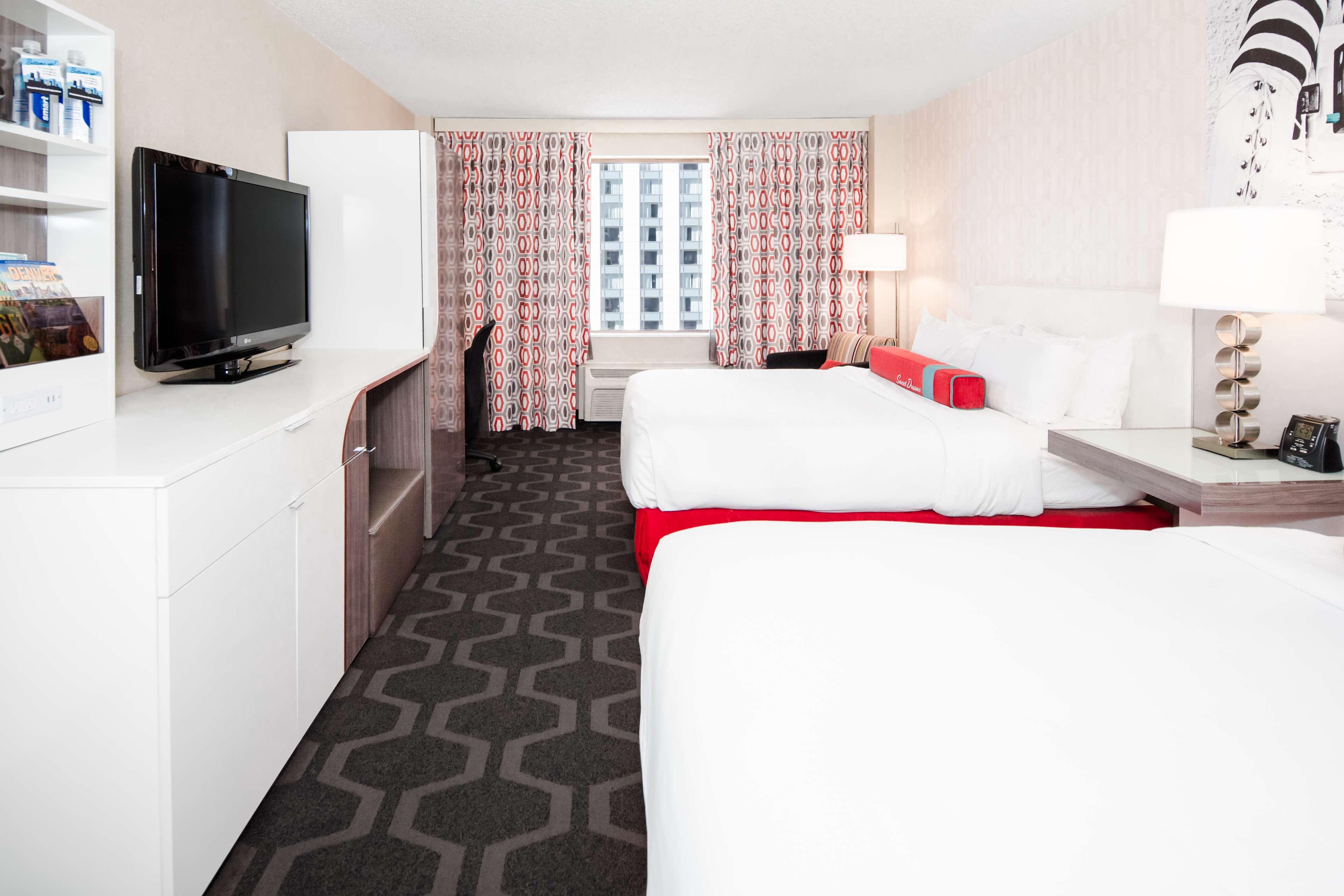 غرفة بسريرين كوين بإطلالة على الجبل في طابق مرتفع، The Curtis Denver a DoubleTree by Hilton Hotel 3/6