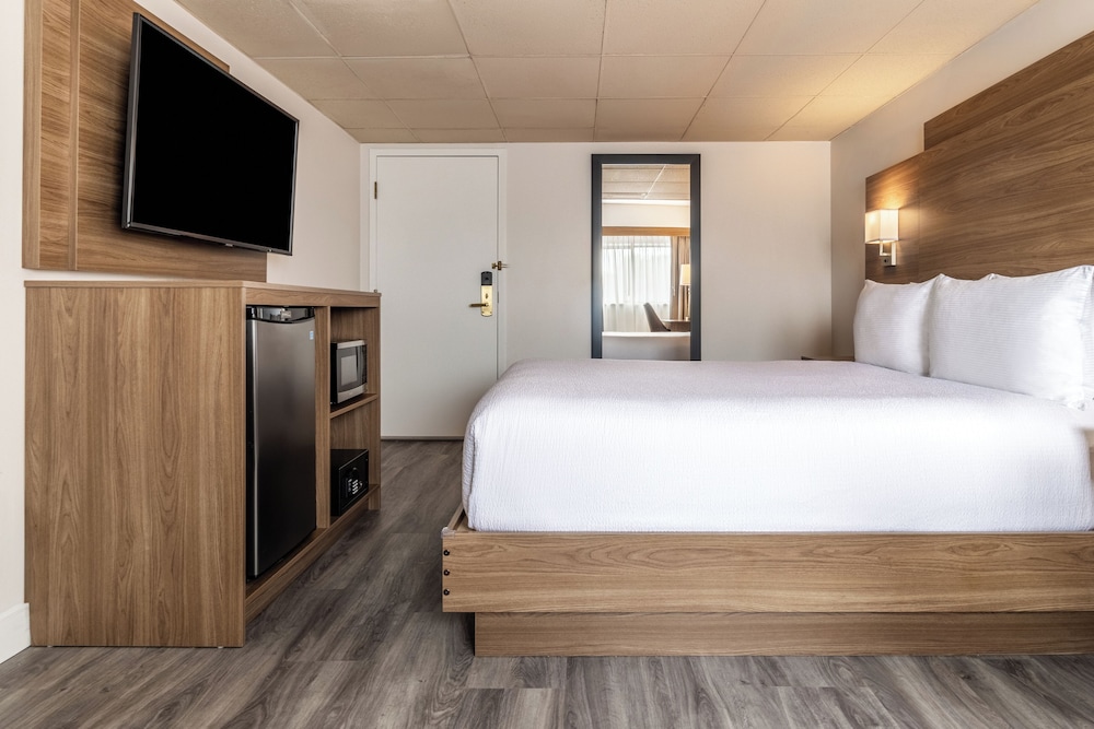 INTERIOR, QUEEN BED