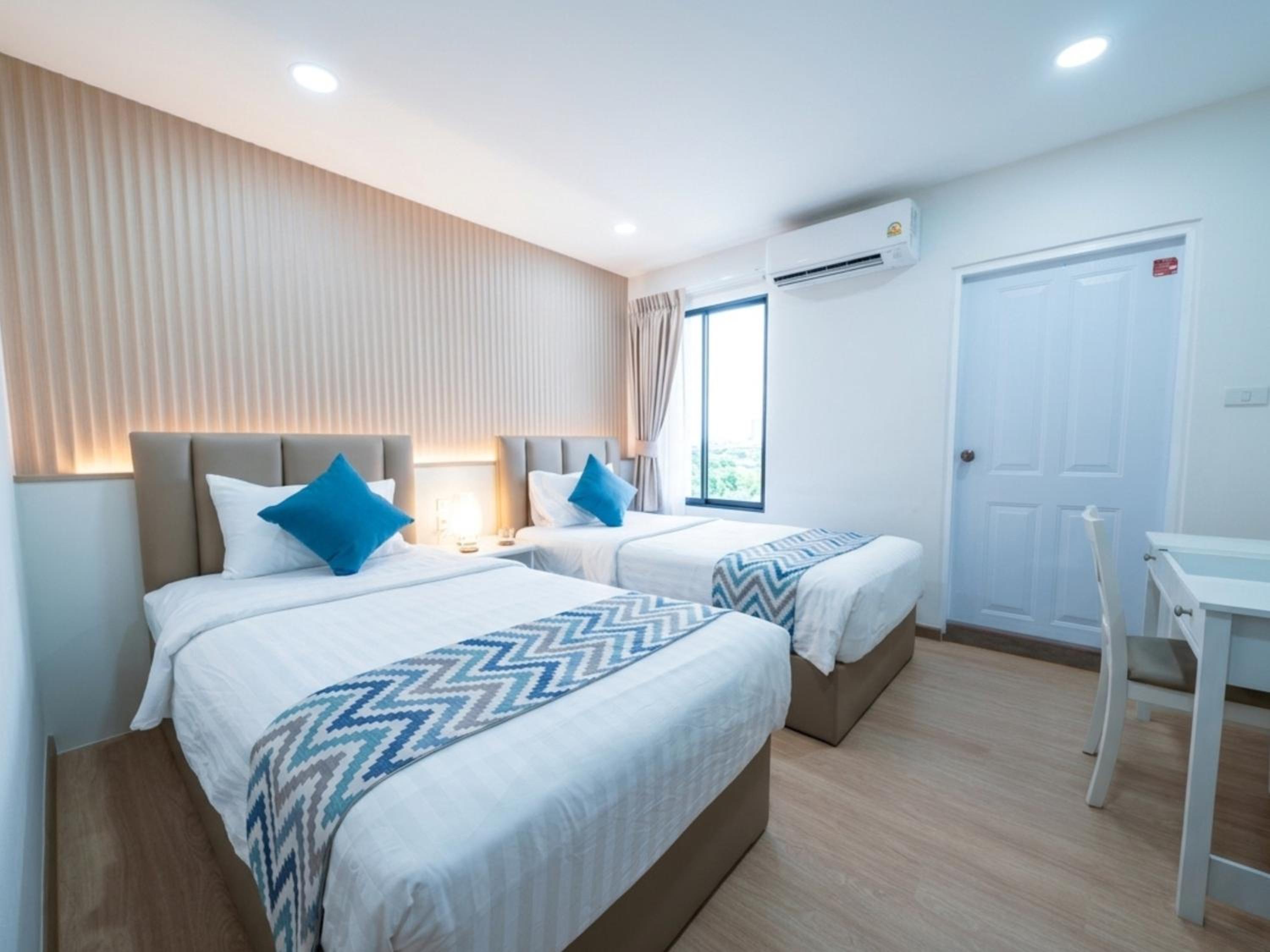 DELUXE, TWIN BEDS