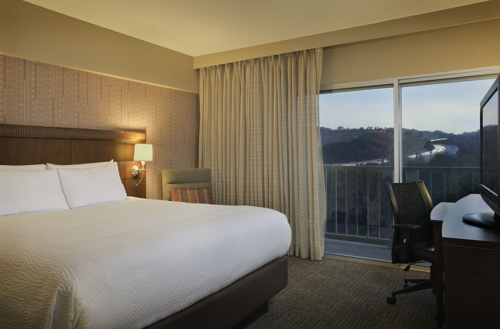 Courtyard By Marriott Los Angeles Sherman Oaks 8/34
