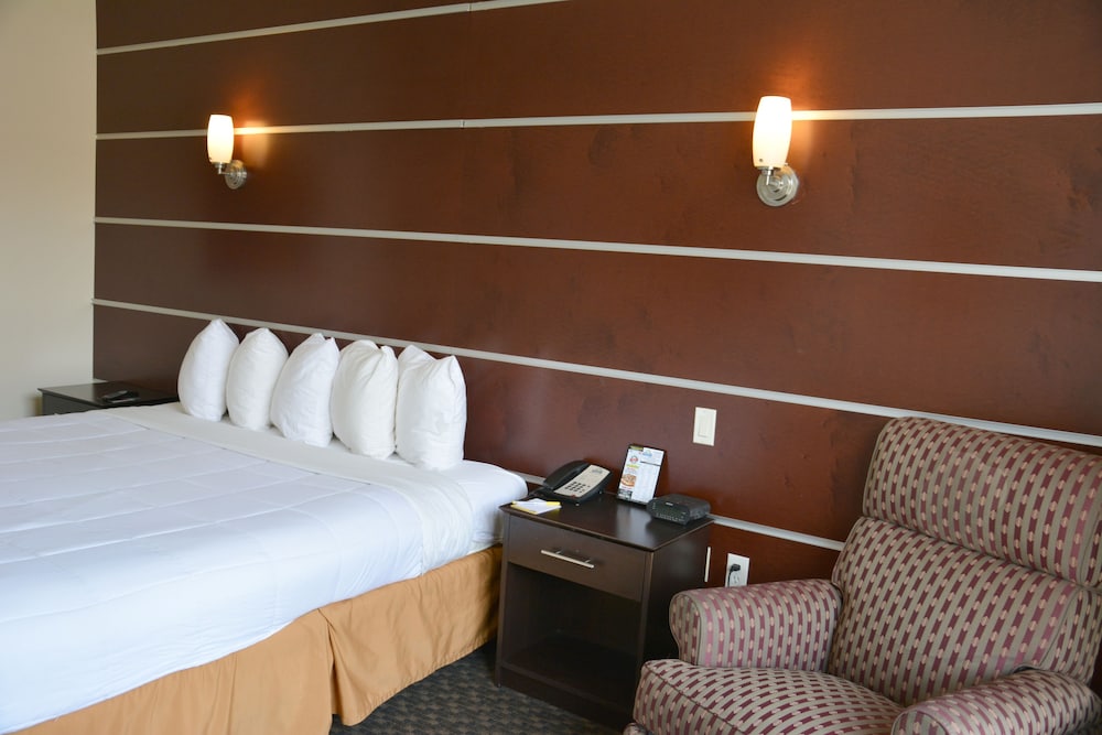 Days Inn Suites By Wyndham Milwaukee 20/40
