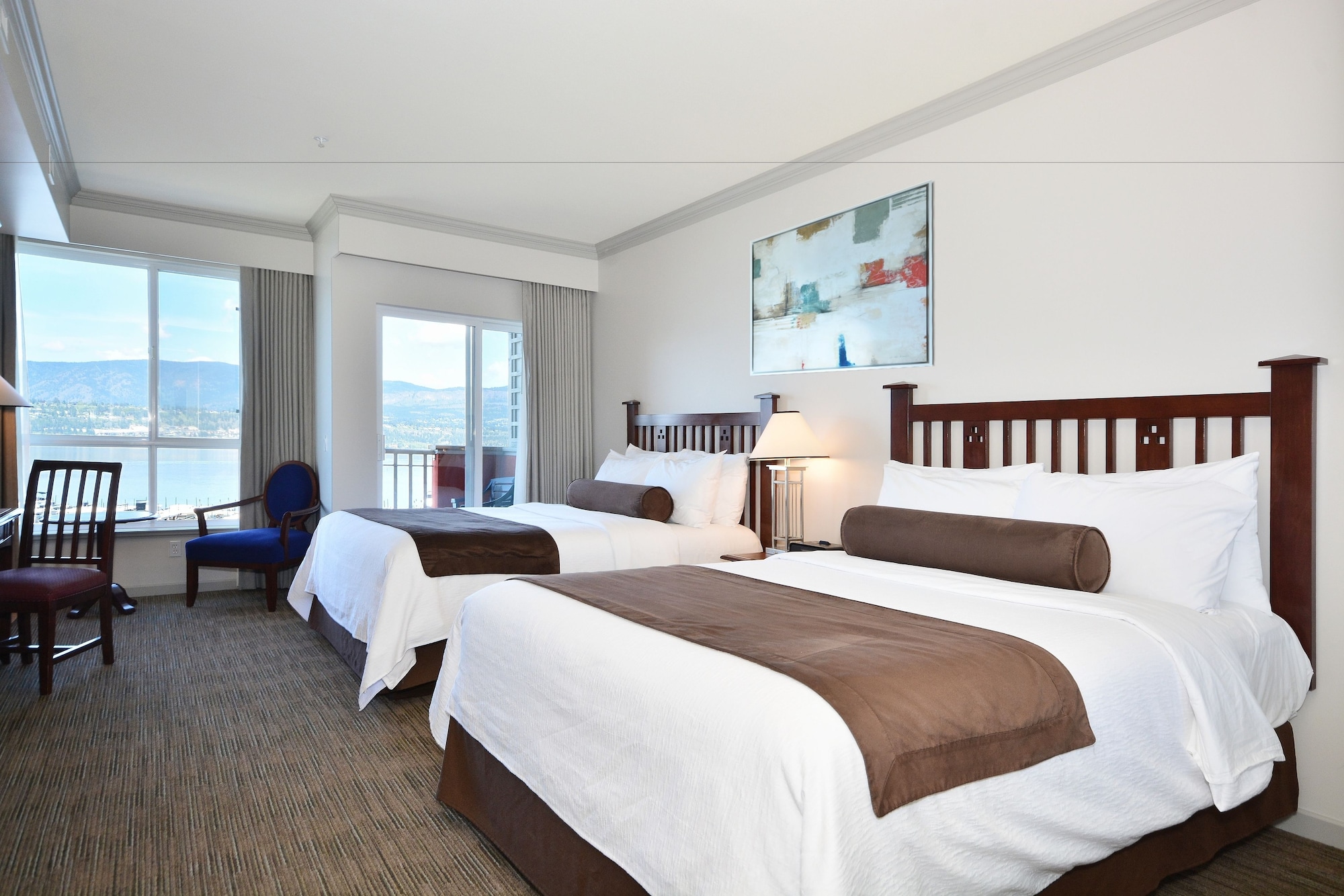 DELUXE, 2 QUEEN BEDS, LAKE SIDE