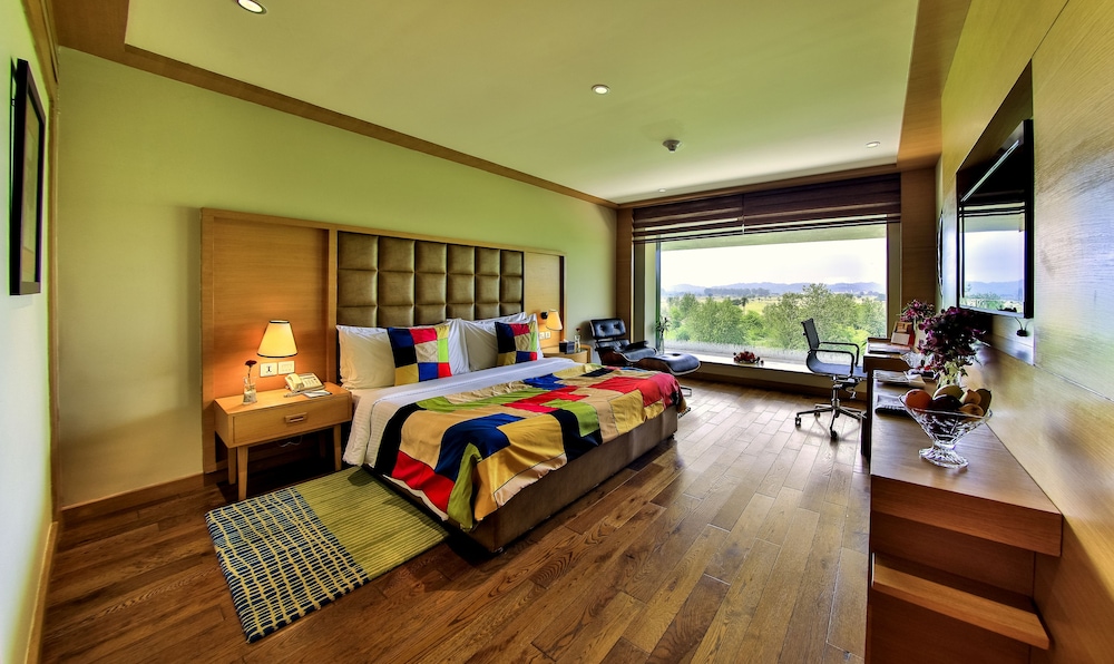 غرفة بريميير بسرير كينج، THE LALIT CHANDIGARH 3/10