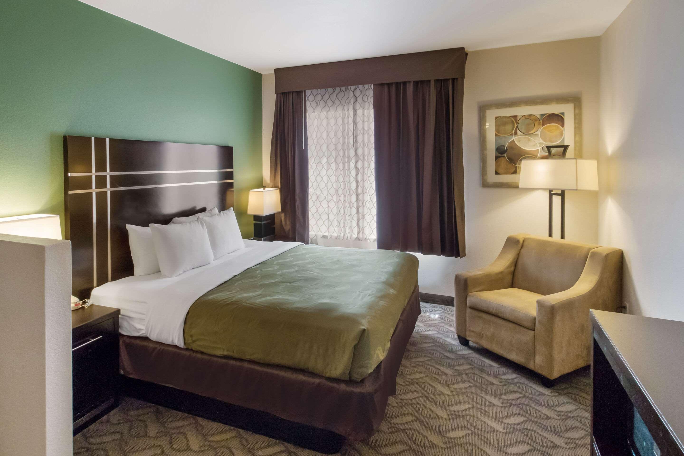 ROOM, KING BED