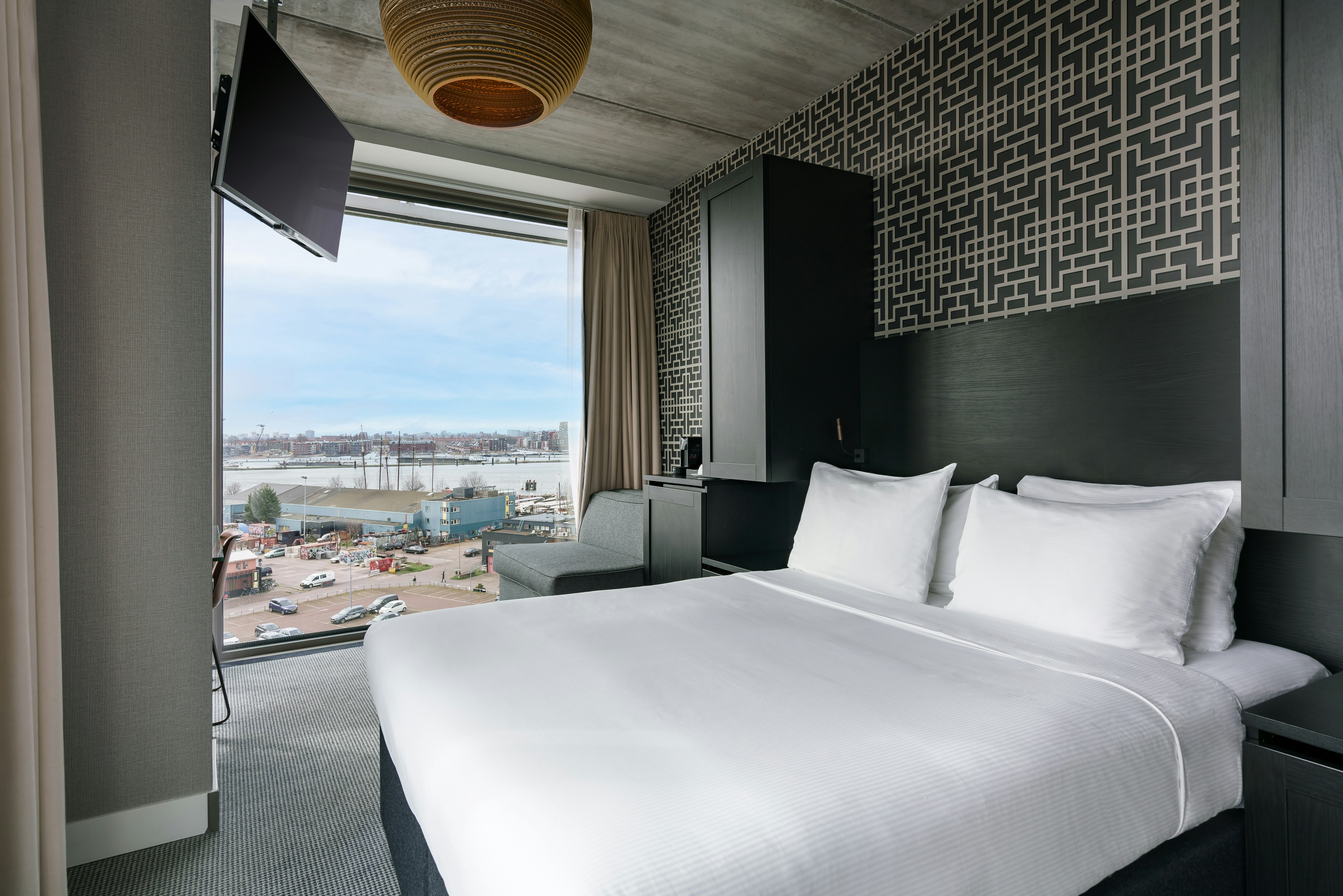 SUPERIOR, QUEEN BED, WATER VIEW