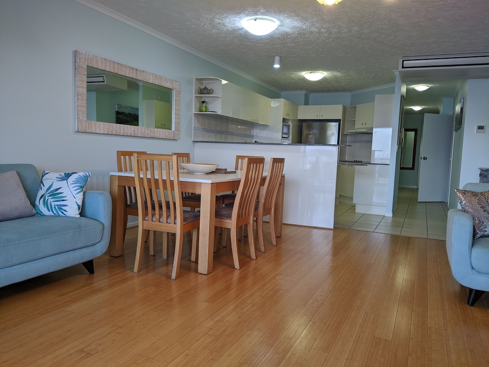 MOORINGS BEACH RESORT 40/77