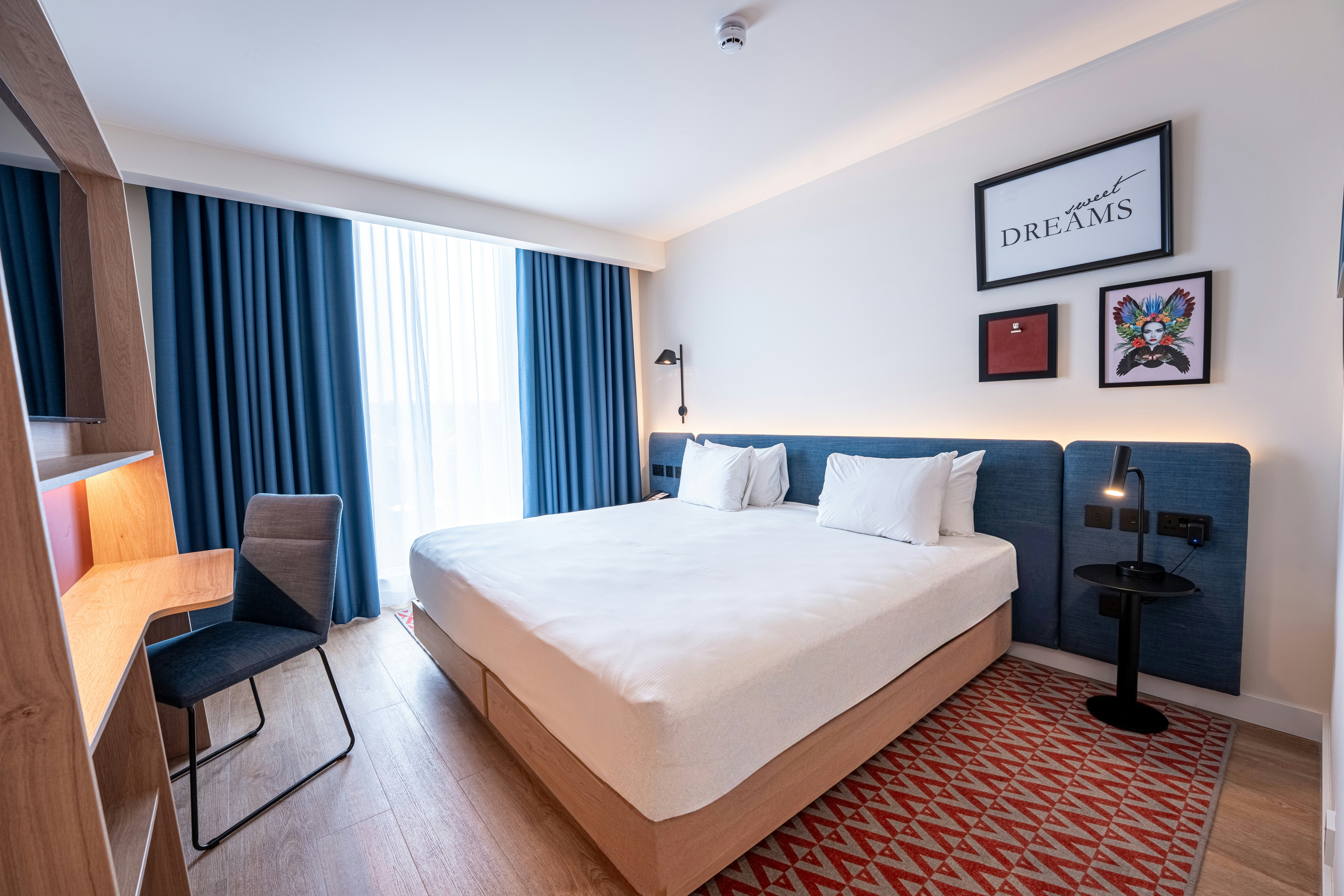 ROOM, KING BED