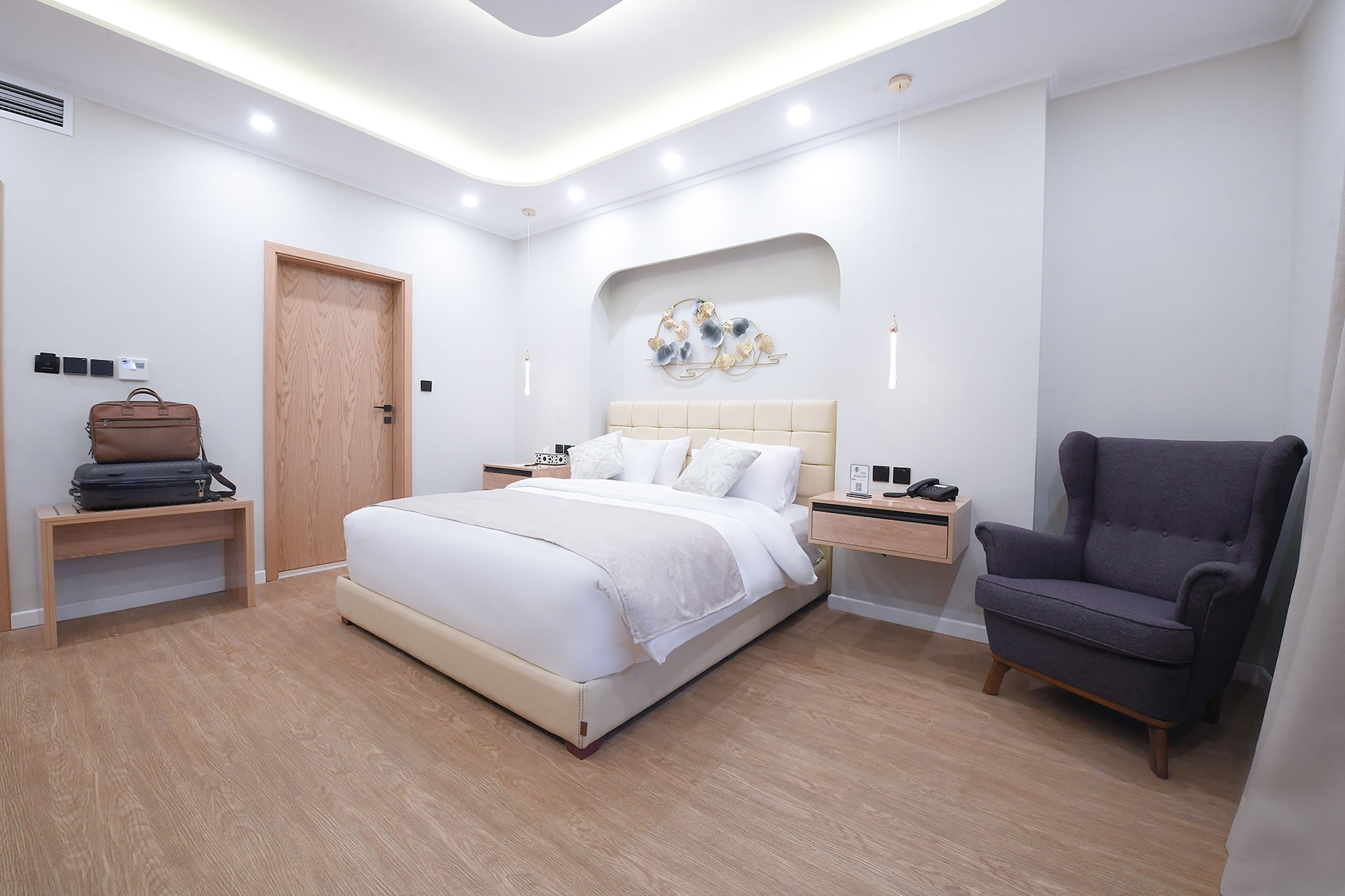PREMIUM, KING BED, HOT TUB