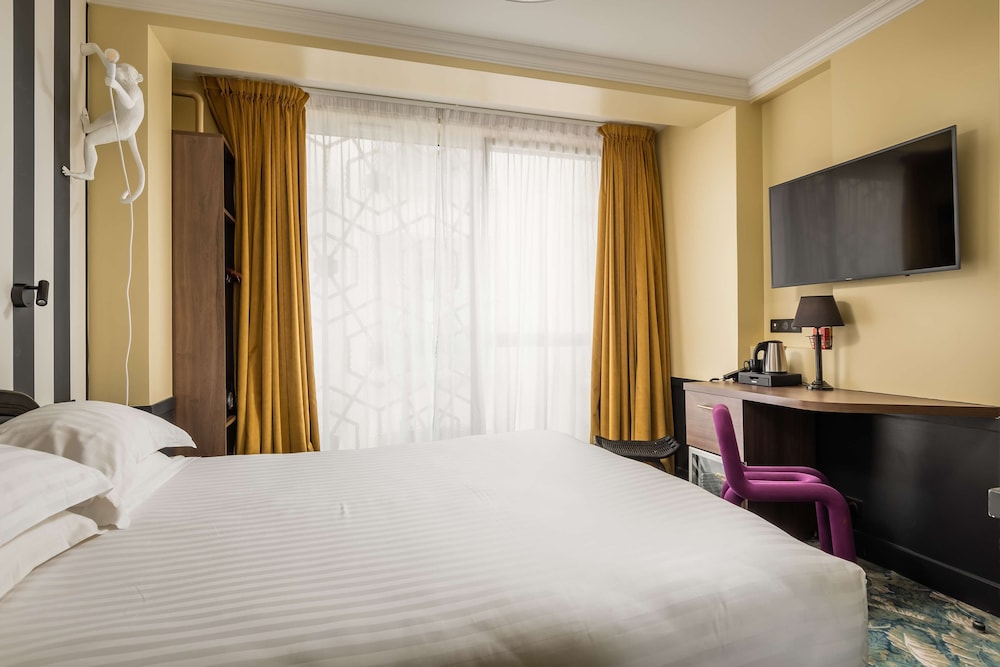ROOM, DOUBLE BED