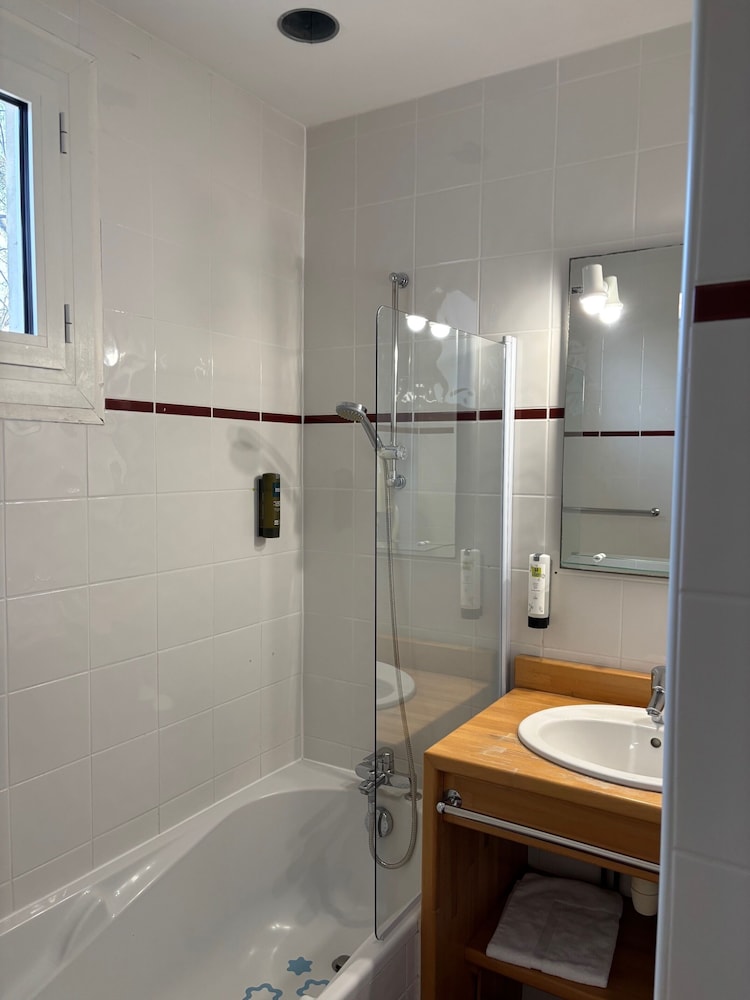 HOSTELLERIE DU CLOS PITE 54/56