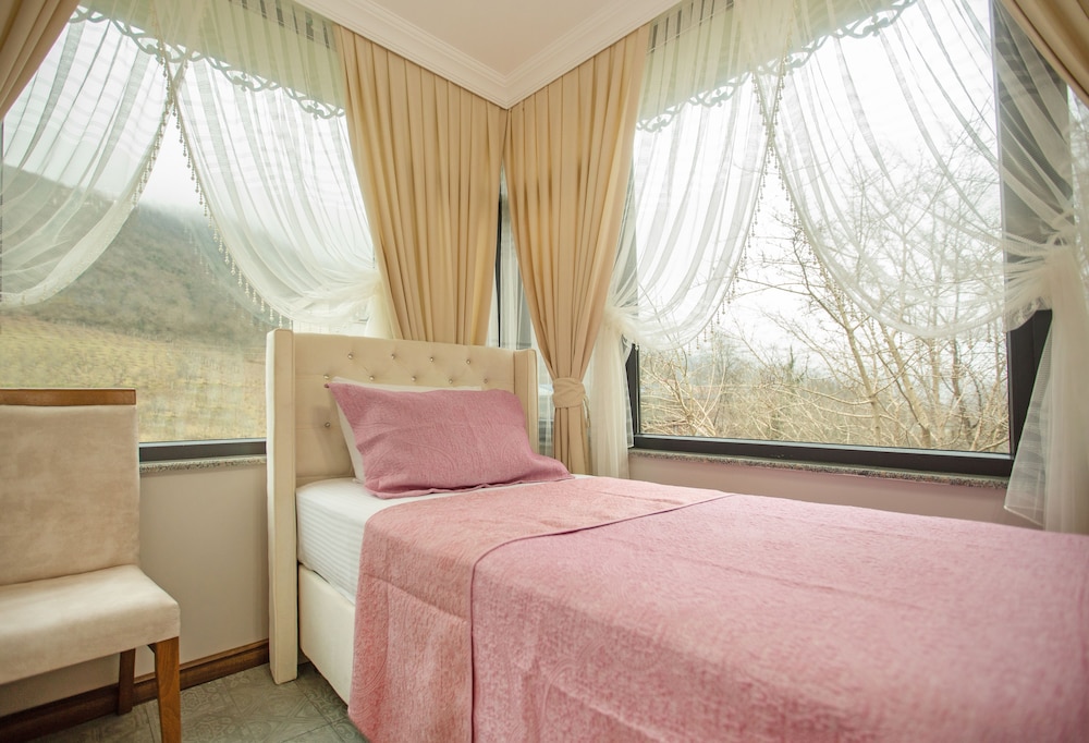 Jolnar Garden Hotel 11/50